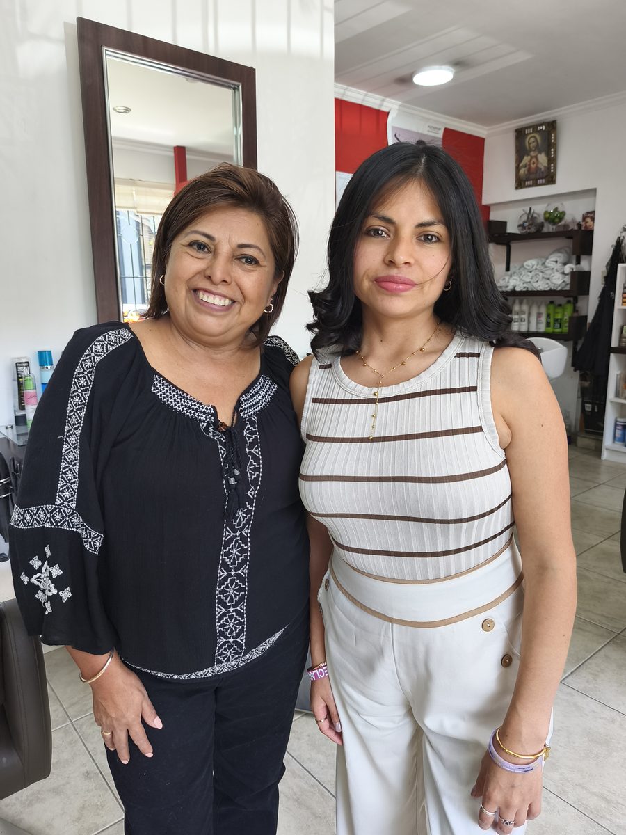 Tina junto a su equipo dentro del salón de San Isidro