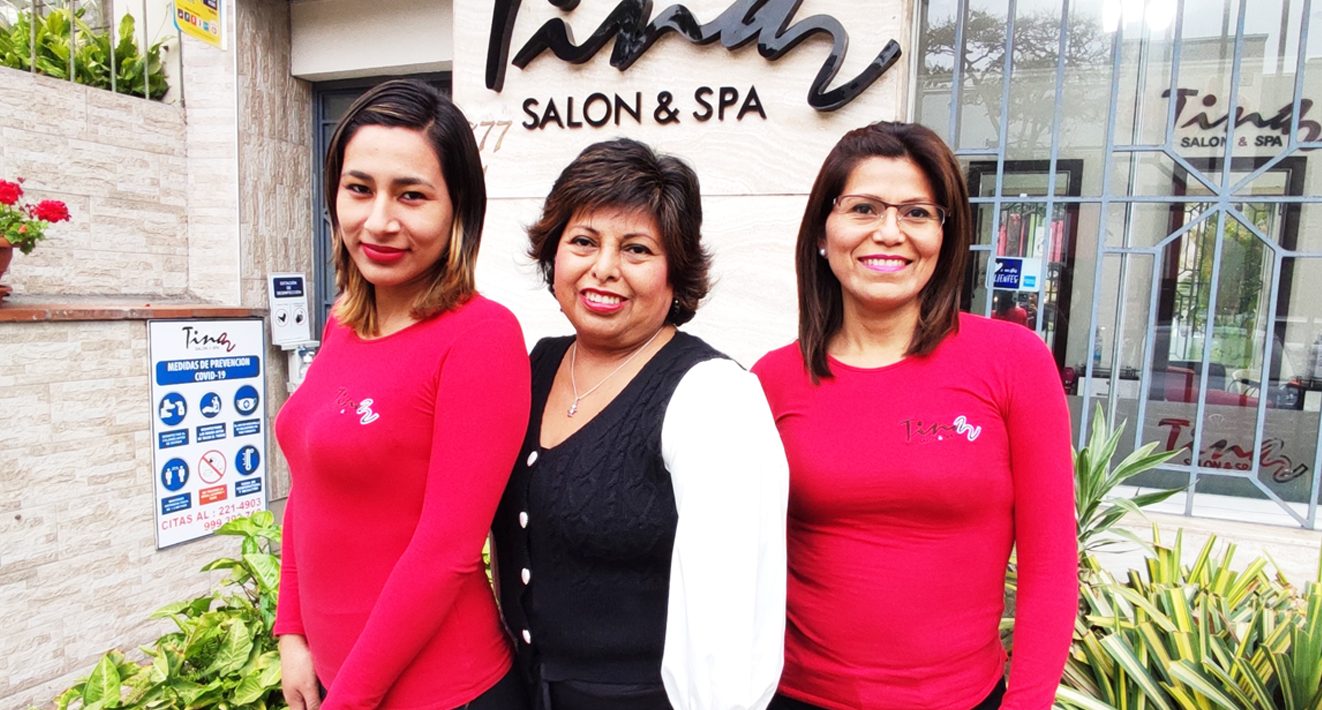 El equipo de Tina Salón & Spa frente a su local en la avenida Dos de Mayo