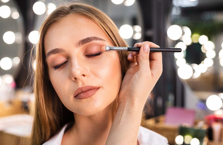 Maquillaje aplicado con brocha