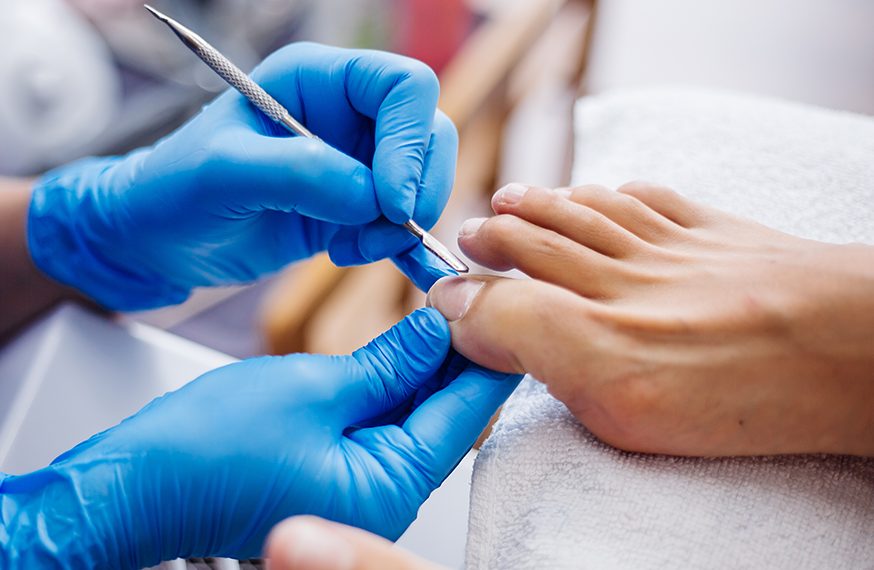Pedicure realizado con guantes e instrumental esterilizado